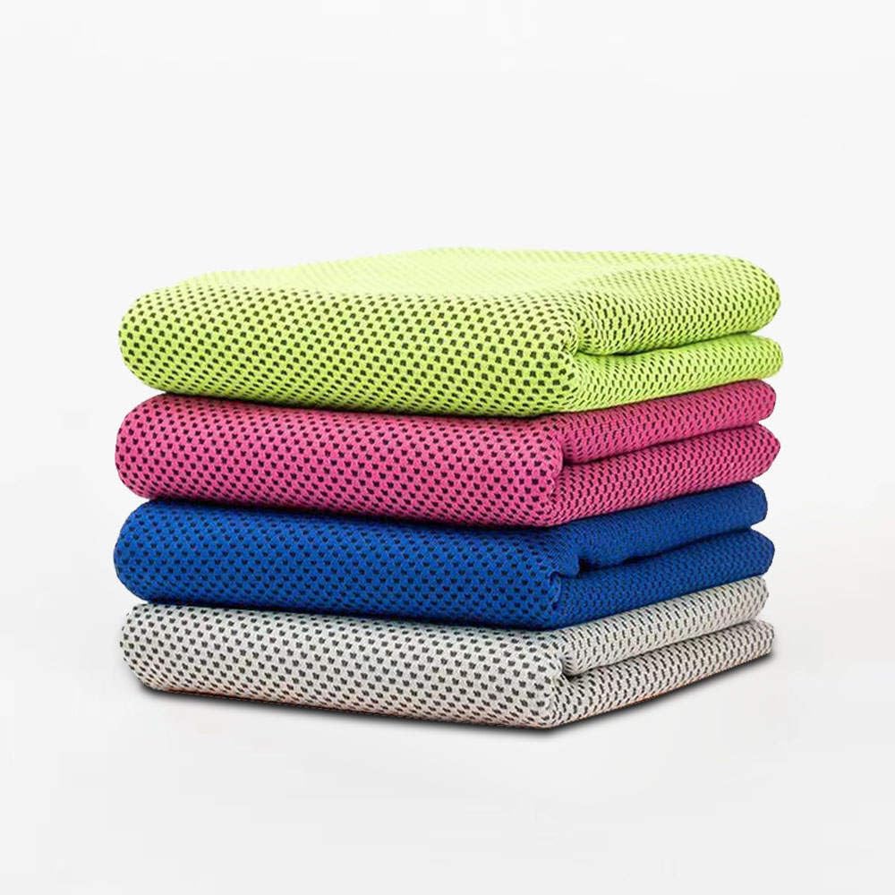 Lot de 4 serviettes rafraîchissantes en Microfibre, perméables à l'air, très douces, idéales VOS activités sportives (Gym, Yoga, Cours à pied, Marche, entraînement, Camping, et autres activités) 90