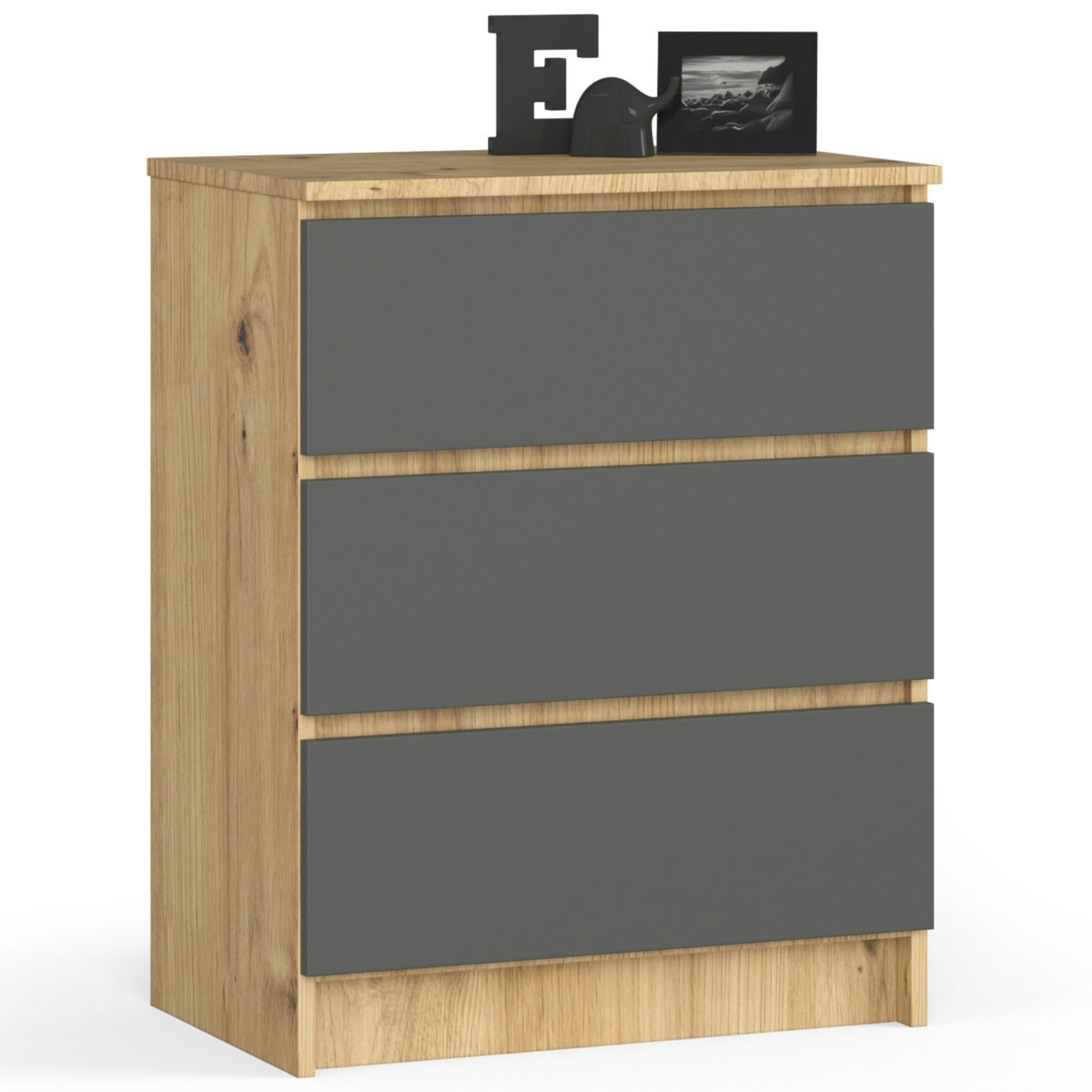 Landeljk bureau en grote kast. Als je je werkkamer ook n een mooe