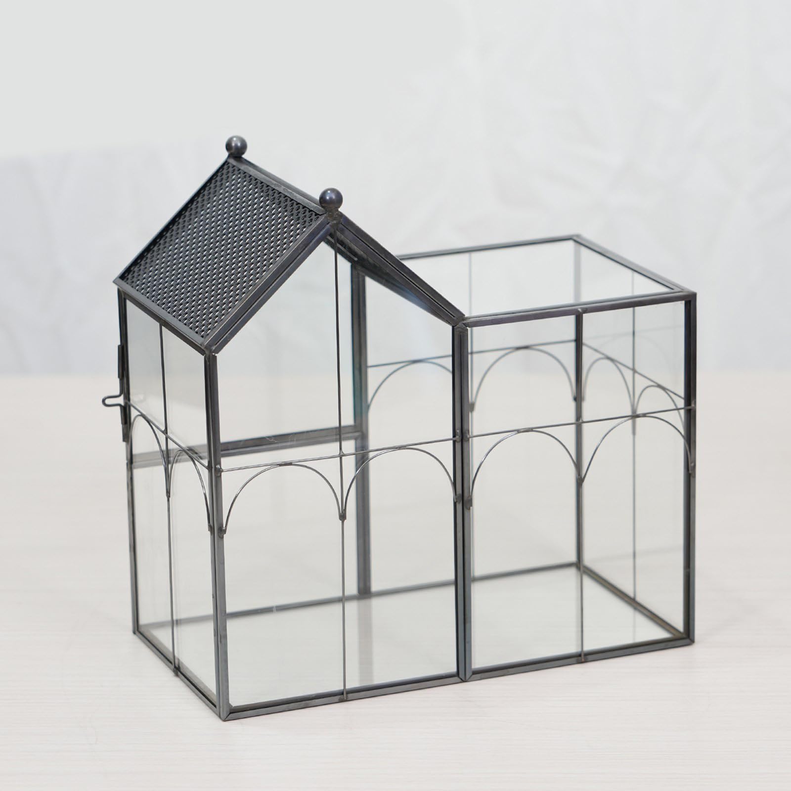Dekoratives Terrarienhaus für die Wohnraumdekoration, Klarglas Vitrine mit Hausform, zu öffnender Blende und kompakter Glas Terrarium Vitrine mit kleinem Platzbedarf und schwarzem Rahmen mit zu Blende