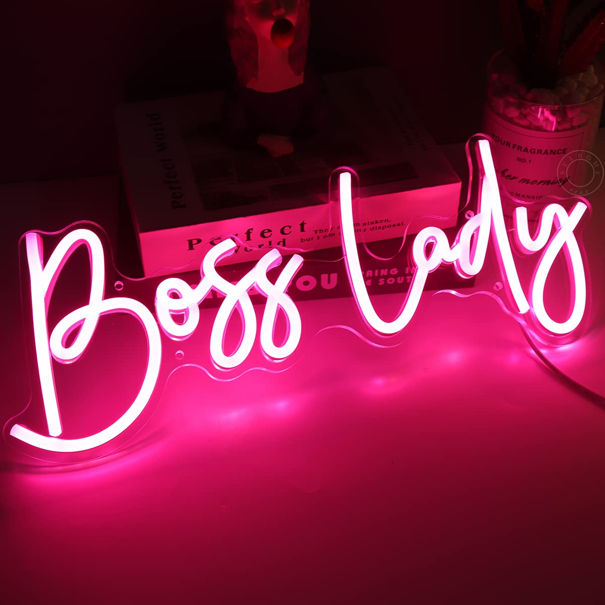 SYLHOME Pink Boss LED-Neon-Lichtschild, USB-Schreibtisch-Teller, cooles Mädchen, Damen, Schlafzimmer, Wohnzimmer, Büro, Zuhause, Wanddekoration, Schild, Party, Muttertag, 40.1x15.2 cm, 5 V