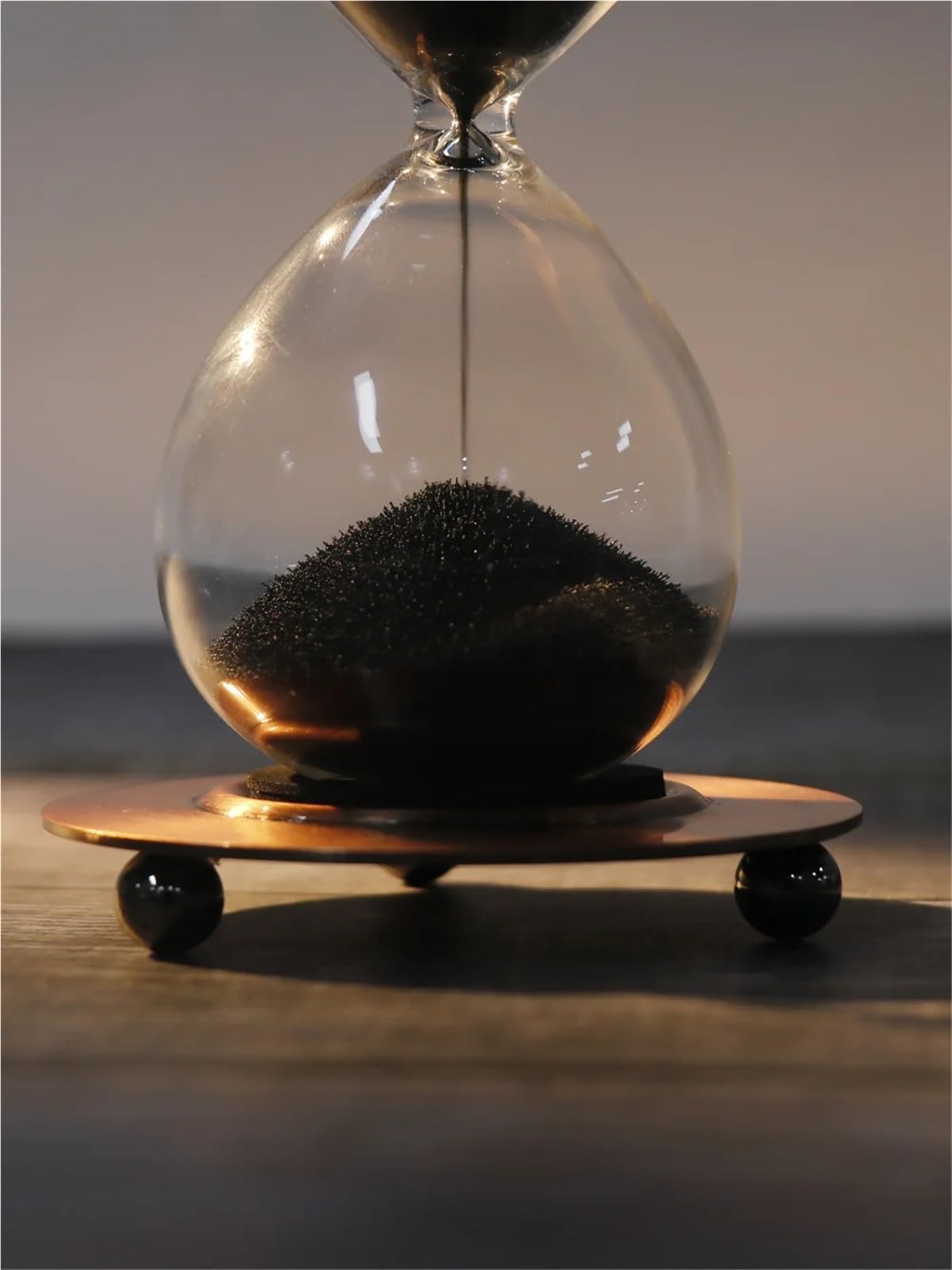 Kreative magnetische Sanduhr-Ornament-Uhr aus Glas mit Trichter und Sockel