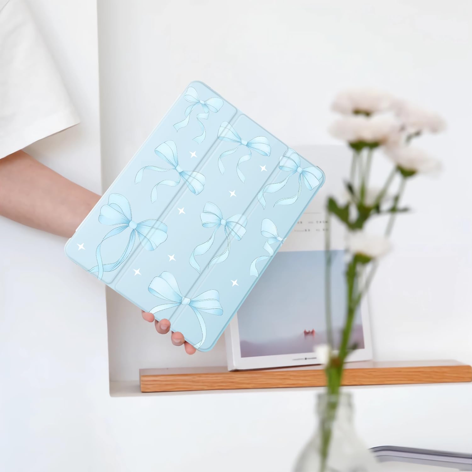 Urocza niebieska wstążka kokarda do iPada Air 33.0 cm etui M3 2025/M2 2024 z uchwytem na ołówki, automatyczne uśpienia/budzenie, niebieska skóra miękka tylna obudowa TPU