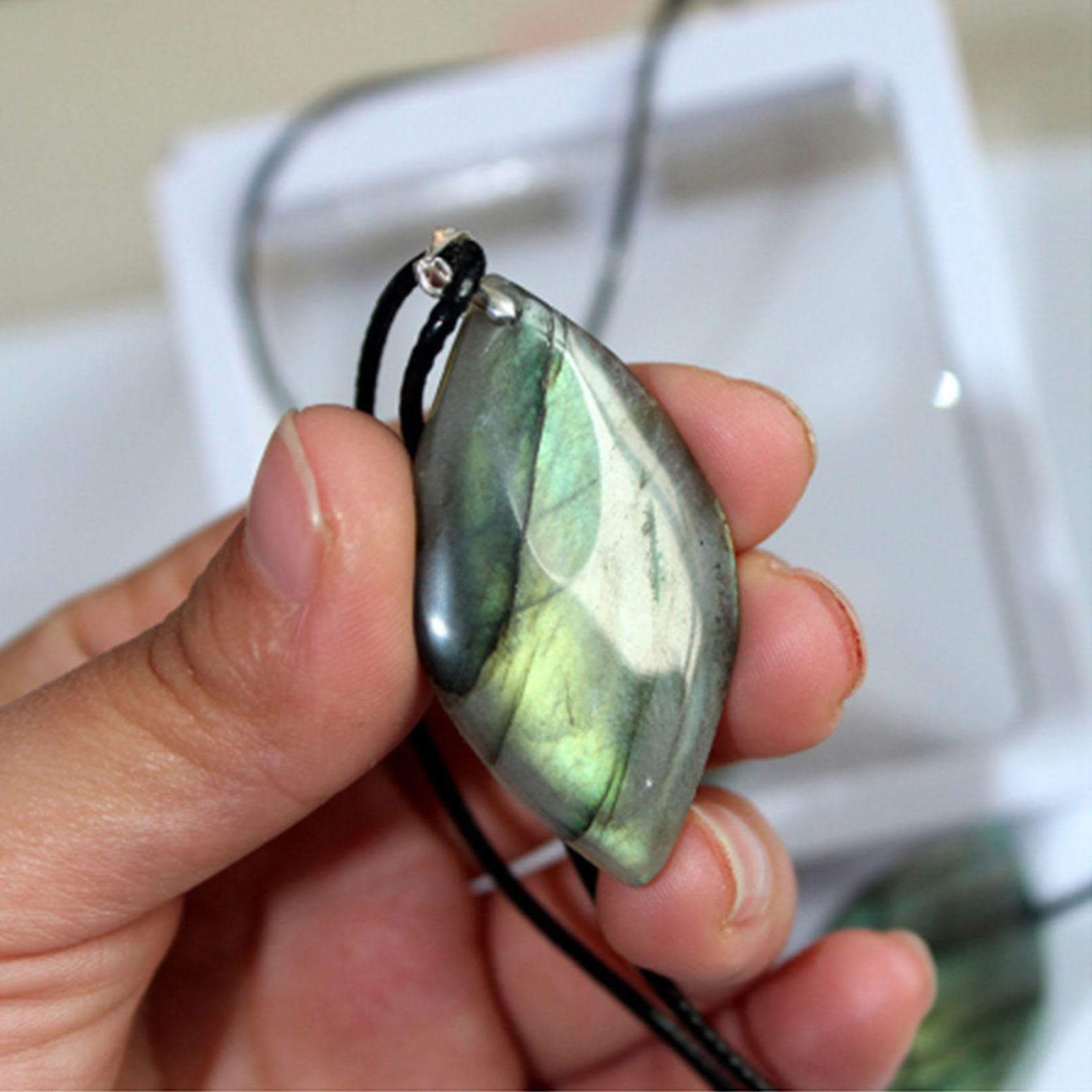 Collar de curación de Piedras, Collar de Cristal de curación de labradorita para Mujeres Hombres, Piedras Preciosas Naturales Colgante Regalo de Piedra de joyería de energía, En Forma de Hoja
