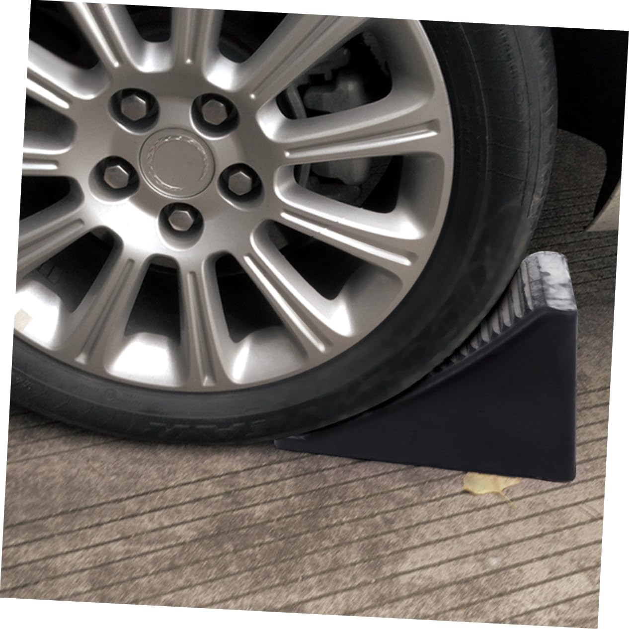 2Pcs Rubber Wheel Chocks for Travel Trailers Non Slip Stabilizers for Rvs Lightweight Portable Car Accessories Prevents Wheel Design