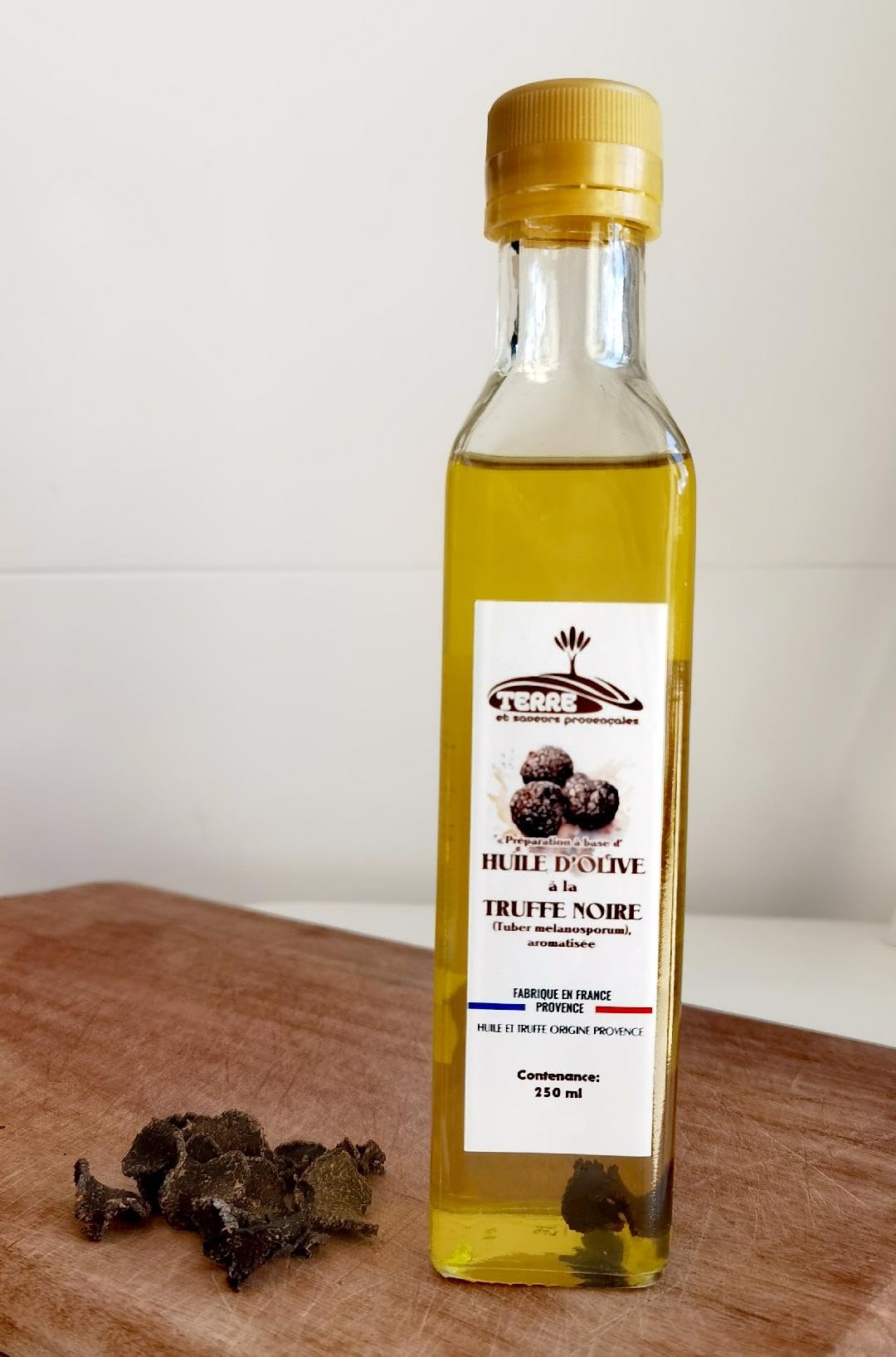 Huile de Truffe avec véritable morceaux de truffe noire - 250 ml - Huile d'olive Française, Truffe Tuber Melanosporum française - pour sauces et affiner les plats - Provence -