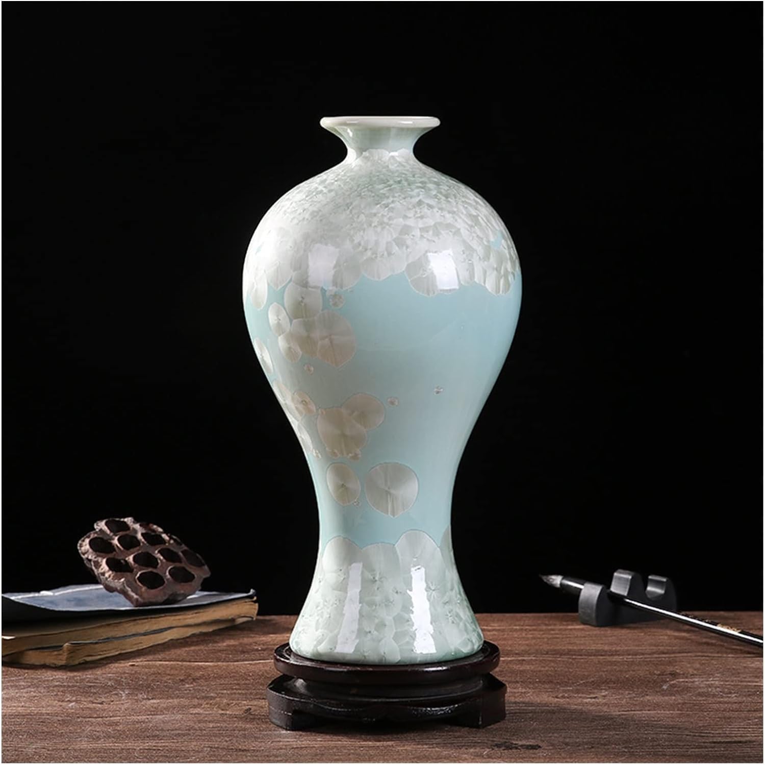 Vase en porcelaine émaillée bleu lac fait main pour salon élégant