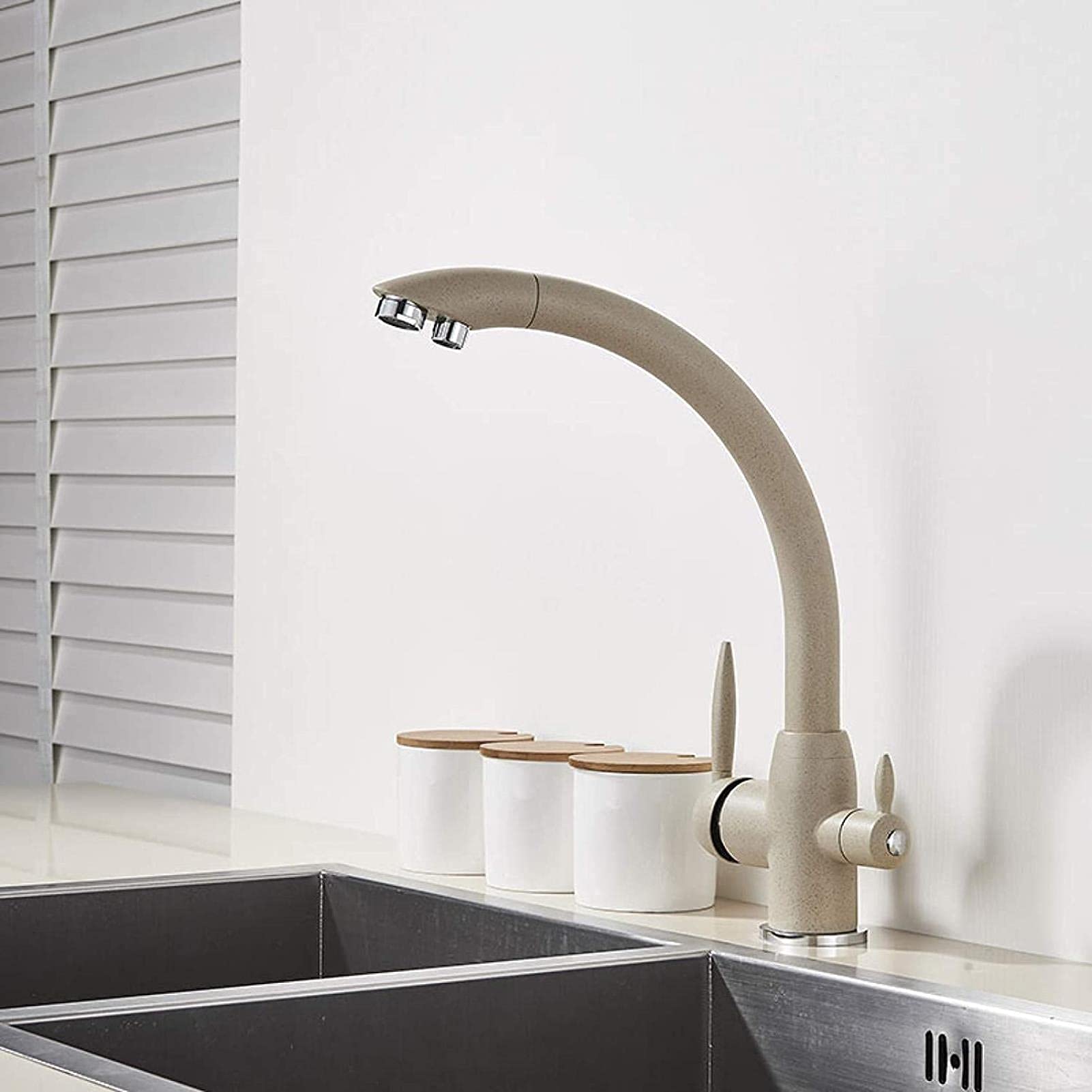 Robinet de cuisine beige avec eau filtrée et mitigeur rotatif à 360 degrés pour évier élégant