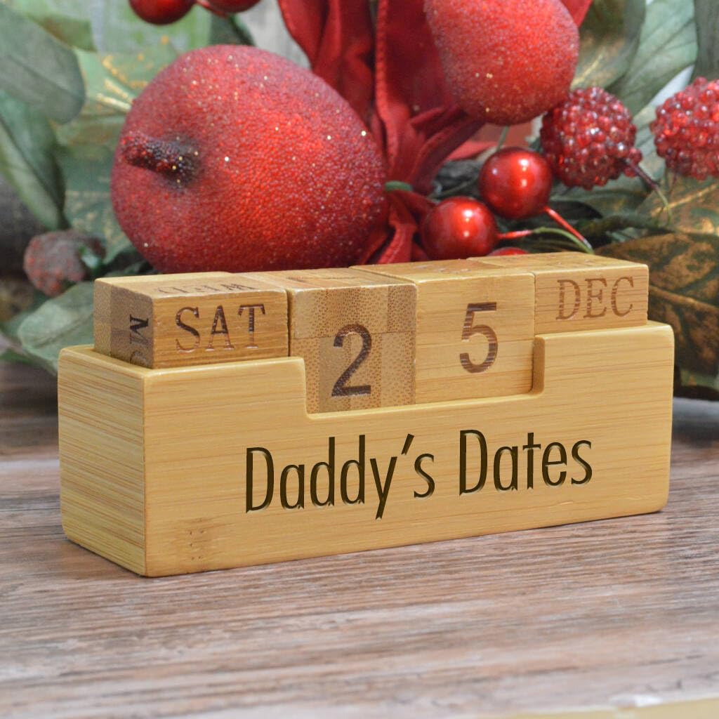 eBuyGB Personalised Everlasting Perpetual Wooden Desktop Yearly Calendar, Motivational Quote, Company Name, Engraved Business Logo