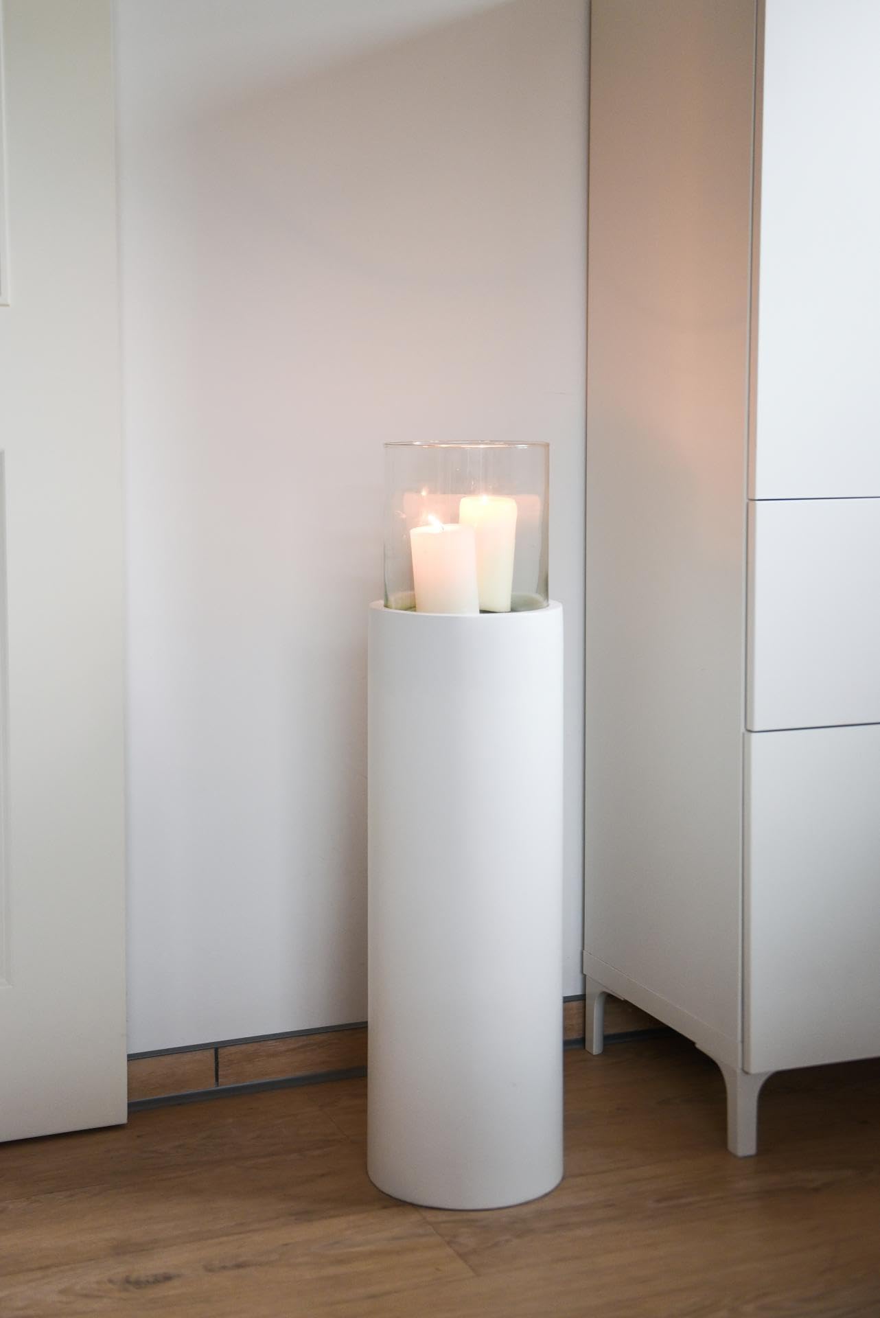 VIVANNO CANDIRO Windlichtsäule Weiß 80x21 cm - Glas Bodenwindlicht Laterne | Elegante Weihnachtsdeko & Tischdeko Kerzenständer mit Glasaufsatz, moderner Kerzenleuchter aus Fiberglas für Kerzen & Deko
