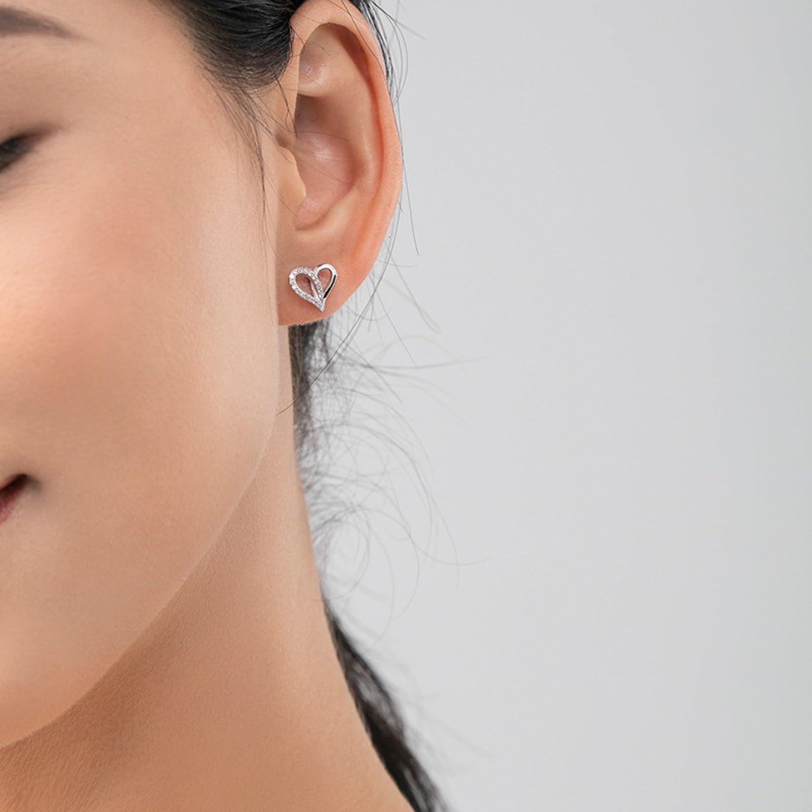 Pendientes de tuerca de oro blanco para mujer, oro blanco de 14 quilates, diseño clásico de corazón hueco con moissanita redonda, aretes de tuerca para cartílago de hélice para mujer, madre