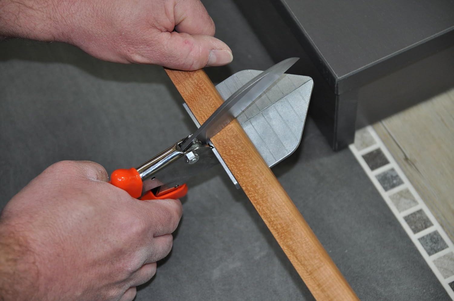 Original LÖWE Leistenschere 3.306 mit 90 Grad Anschlägen für den professionellen Einsatz im Handwerk - Leistenschneider mit langer Klinge für exakten Schnitt an Kunststoff Gummi Holz PVC Leder, metall