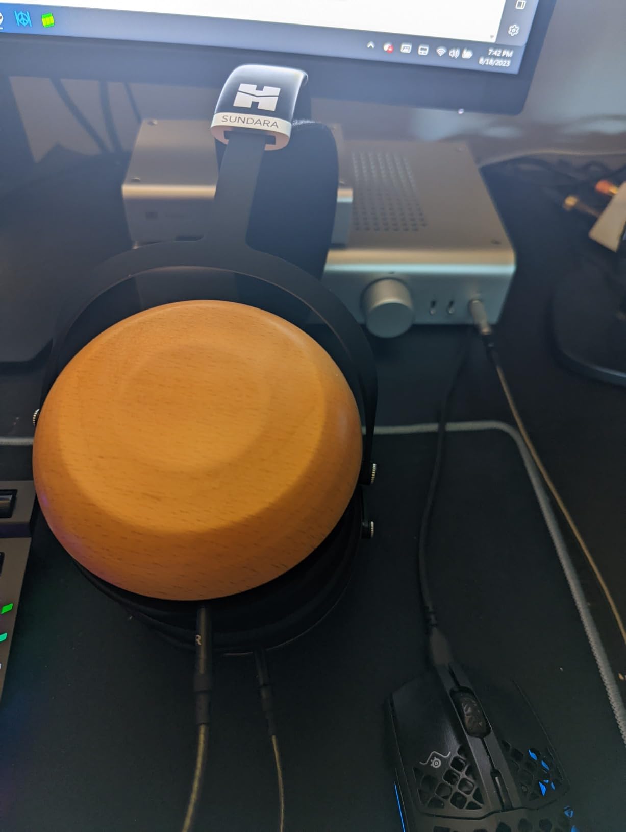 HIFIMAN SUNDARA Closed-Back showing beautiful wood grain ear cups and stealth magnet technology