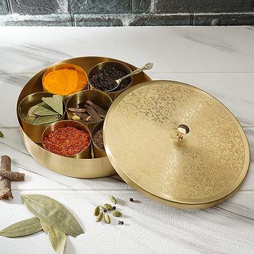 Ajuny Boîte à épices Ronde en Laiton Fabriquée à la main Dorée Avec Couvercle en Relief - Beau Design 7 Récipients à épices et 1 Cuillère Design Masala Canister Organizer Gifts