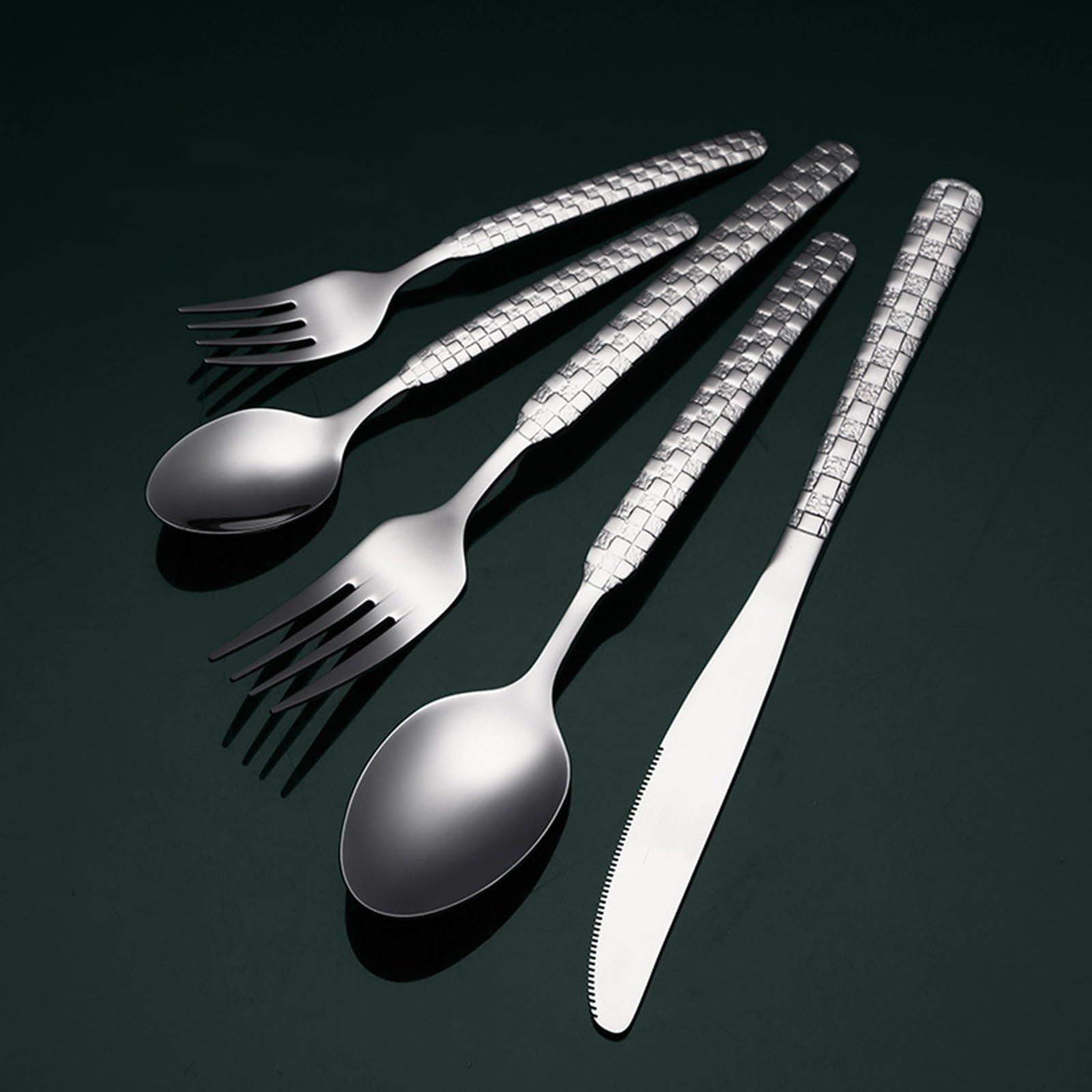 Ce Service de Couverts pour 16 Personnes Comprend Un Couteau de Table, Une Fourchette de Table, Une cuillère de Table et Une cuillère à Dessert, Le Tout en Acier Inoxydable martelé. Couleur