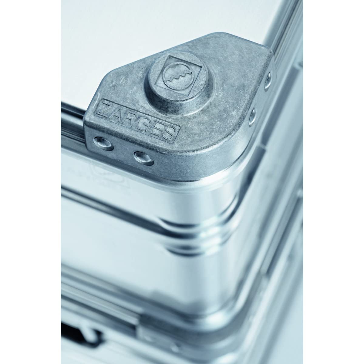 Zarges Akku Safe K470 (55 x 55 x 22 cm, silber, aus Stahl, mit Cirrux-Kissen, Batterieaufbewahrung, Batterien Schutzbox, stapelbare Batteriebox, Transportbox für Akkus) 40582