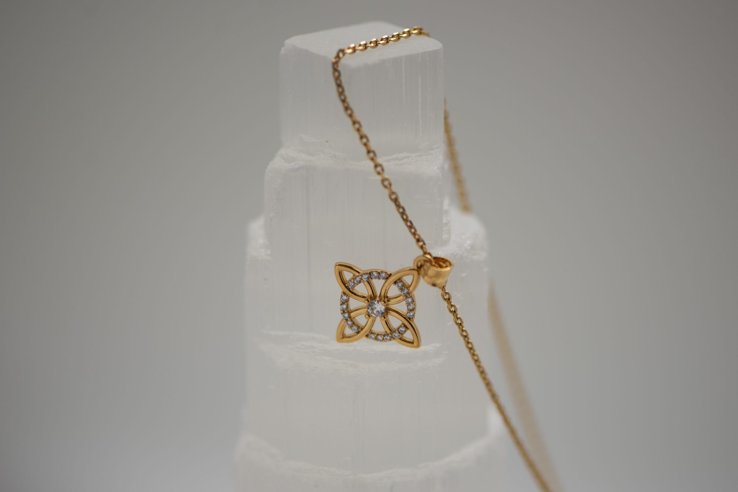 Colgante Nudo de Bruja Chapado Oro 18K y Circonitas
