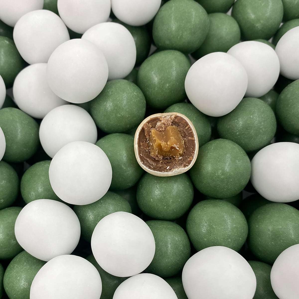 Dragées coeur caramel enrobées de chocolat lait | variation Vert eucalyptus et blanc mat 0.5kg | pas cher | environ 90 dragées | Fabrication artisanale en France