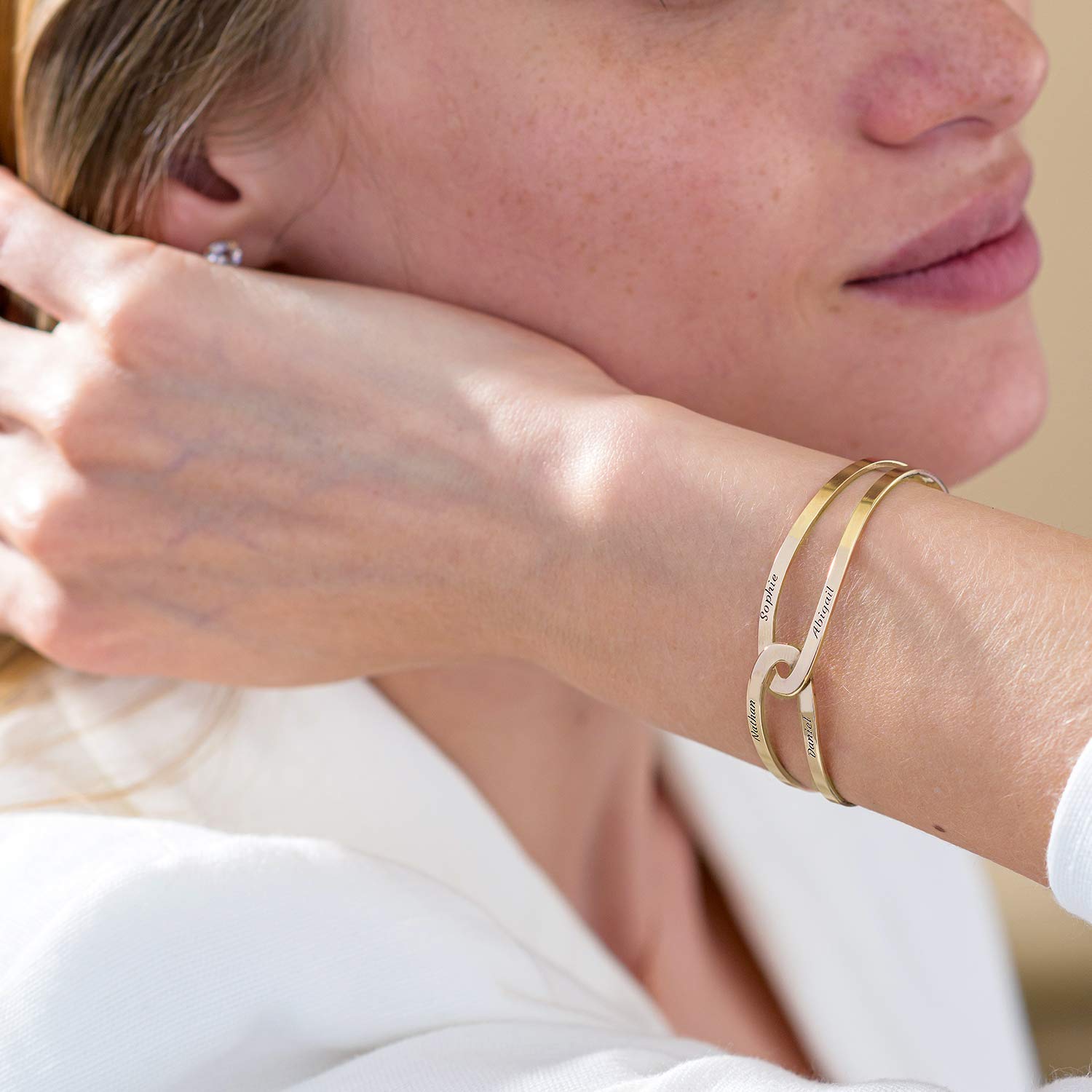 MYKA Personalisierte 'Hand in Hand' Armreif aus Sterling Silber 925 - Vergoldet - Schmuck Geschenk für Damen - Mutter - Freundin