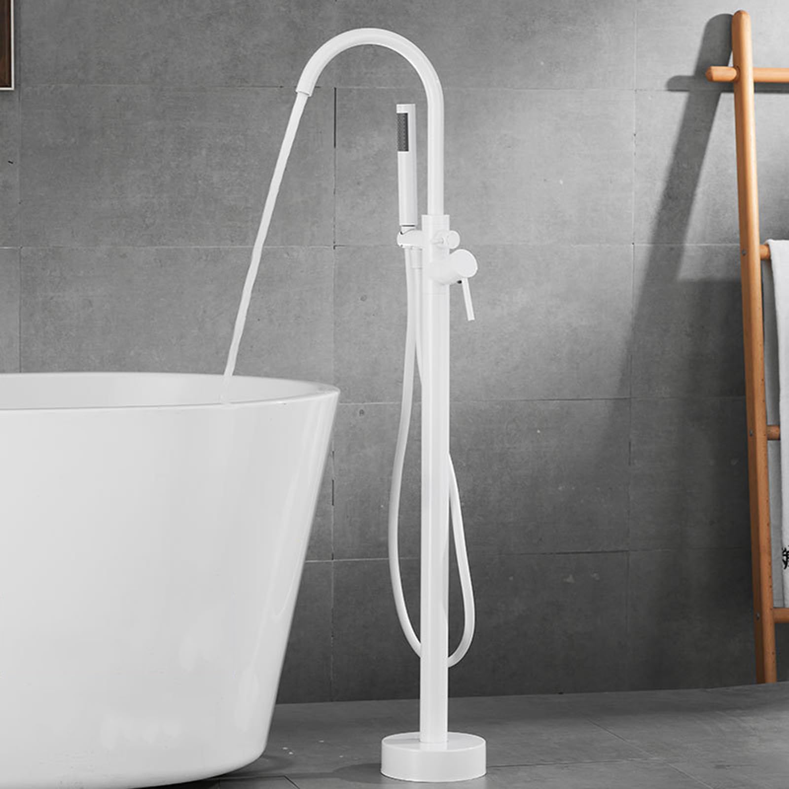 Robinet de baignoire autoportant doré pour créer un espace bien-être et spa à la maison