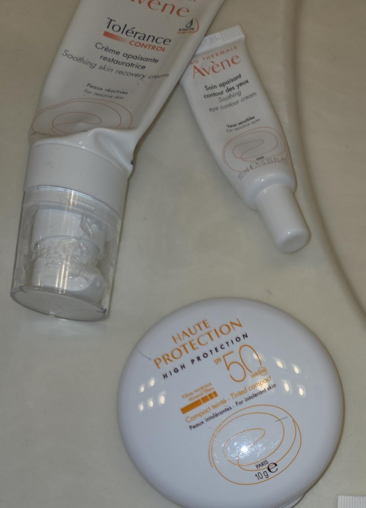 Eau Thermale Avene Avène High Protection Tinted Compact, Mineral Sunscreen, Tinted Sunscreen, Broad Spectrum SPF 50+, UVA/UVB Blue Light Protection, 100% Mineral, Water Resistant, Non-Greasy, Fragrance-Free
