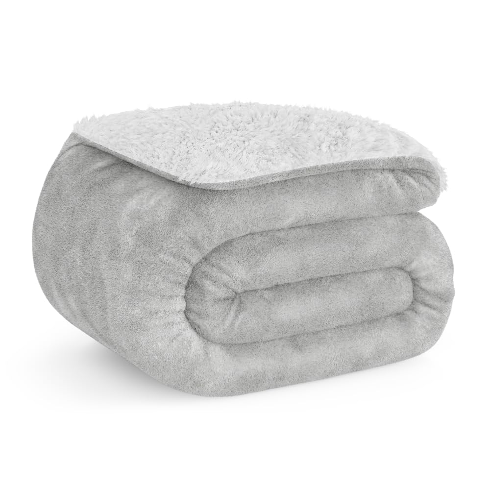 Don Descanso - Manta para Sofá Invierno Grande (150x200cm) Microfibra Suave, Cálida, Lavable a Máquina, Resistente a Las Arrugas. Manta Borreguito para Cama 90/105 o Sofá Gris Claro