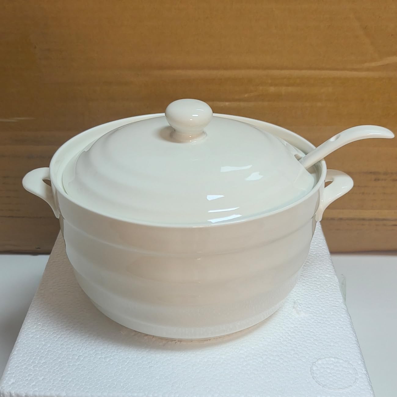 Porcelain Soup Tureen with Lid and Ladle Set, 2.2 Liter Large Porcelain Soup Serving Bowl with Handles, Microwave & Dishwasher & Oven safe
