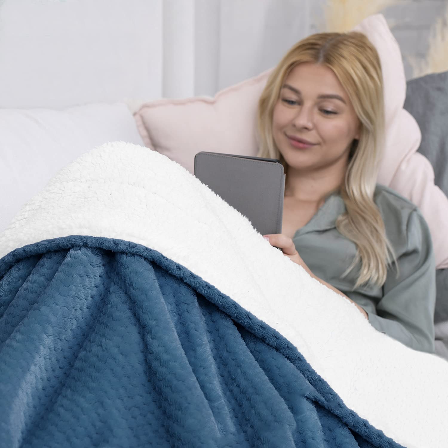 AmeliaHome Couverture Douillette 220 x 240 cm - Douce surpiquée - Aspect Peau d'agneau - Shleepy Indigo