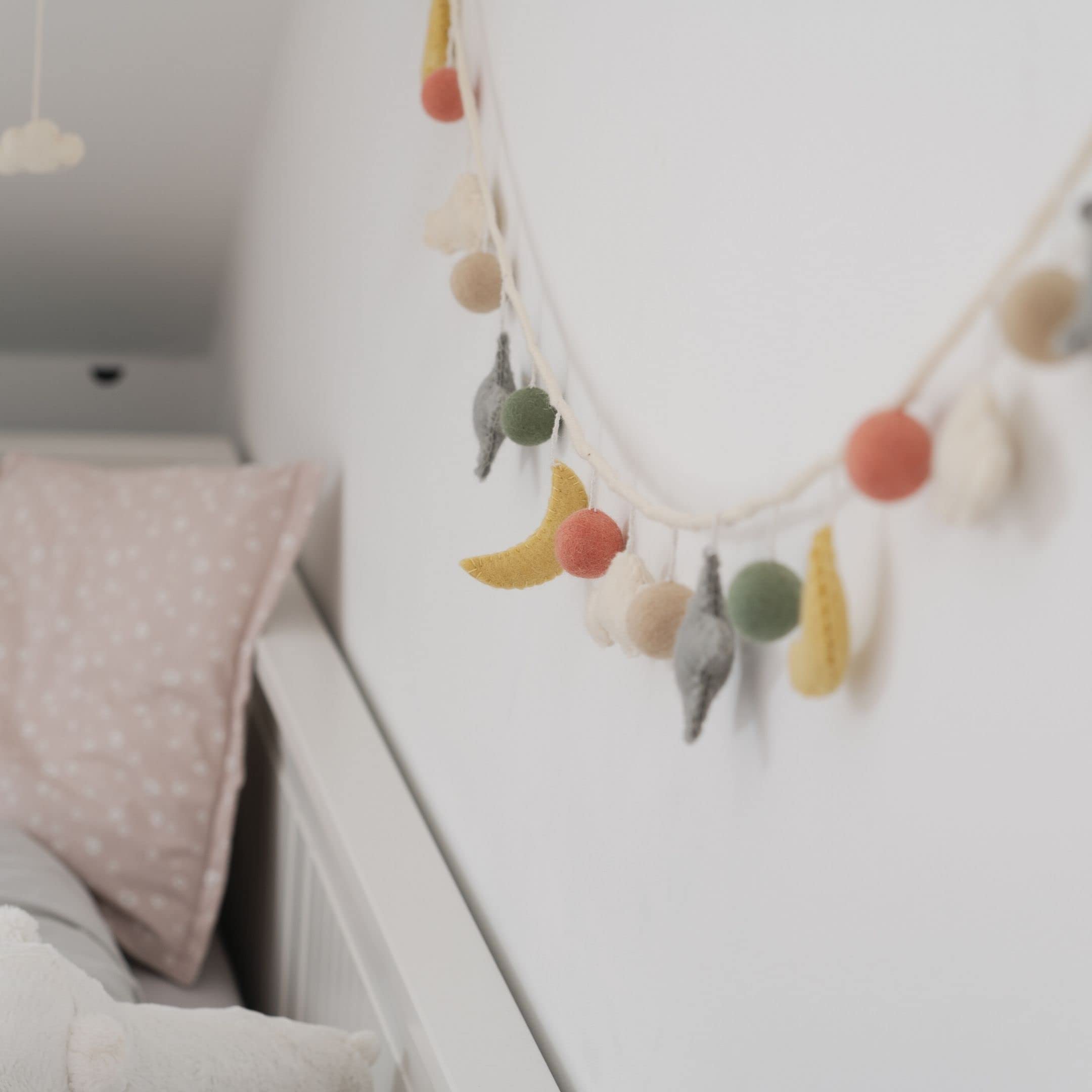 Én Gry & Sif Guirnalda de luna y estrellas de fieltro, decoración para habitación infantil, hecha a mano, decoración de pared para habitación de bebé, 190 cm, 12213