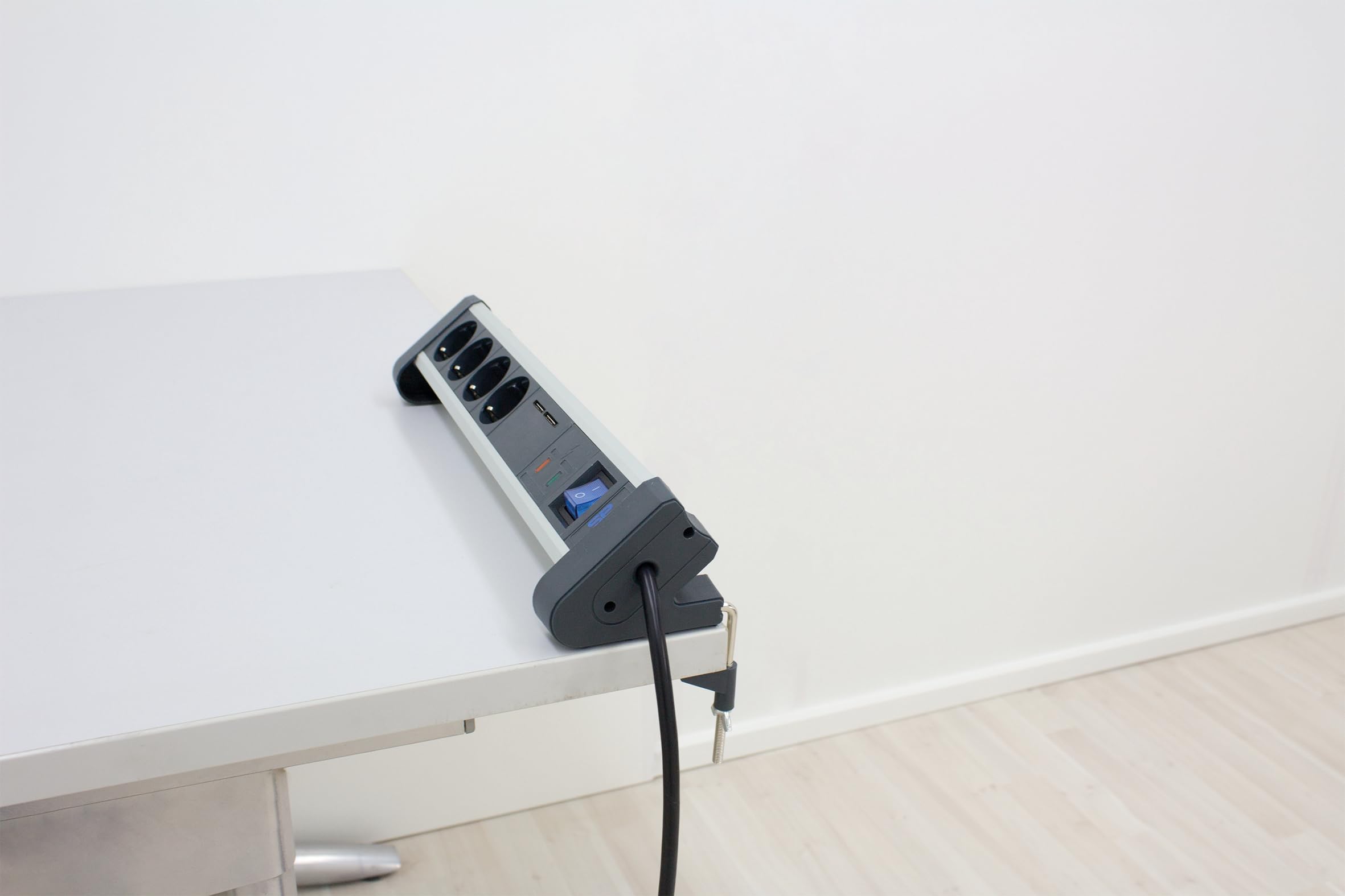as - Schwabe a 4 moduli protezione da sovratensione Ciabatta elettrica in alluminio con interruttore e protezione bambini, 2 porte USB, cavo 1,5 m, spina Schuko, 1 pezzi, bianco, 18361