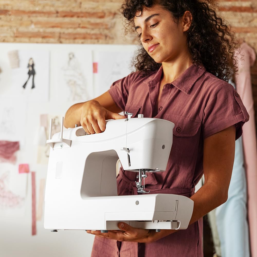 Cecotec Macchina da Cucire 66 Punti BelleCouture 6600. Asola in 4 Tempi, Cambio Rapido del Piedino, Luce LED di Messa, Braccio Libero e Spazio di Archiviazione, Kit Accessori, Livello Intermedio