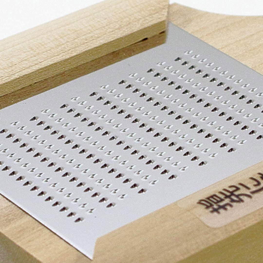 TIKUSAN Grattugia giapponese in legno per Wasabi (wasabi Oroshi) per zenzero e aglio con spazzola in bambù, prodotta in Giappone