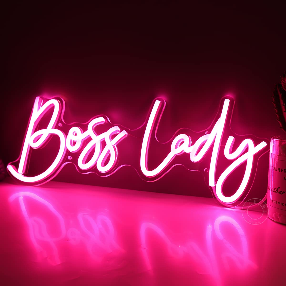 SYLHOME Pink Boss LED-Neon-Lichtschild, USB-Schreibtisch-Teller, cooles Mädchen, Damen, Schlafzimmer, Wohnzimmer, Büro, Zuhause, Wanddekoration, Schild, Party, Muttertag, 40.1x15.2 cm, 5 V