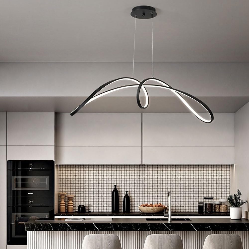 Suspension lampe noire élimine les zones d'ombre avec sa longueur LED de 93cm