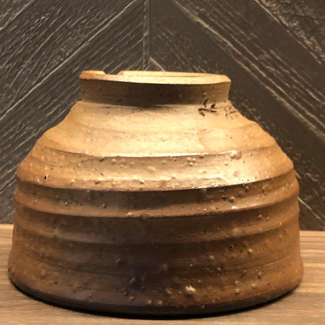 究極の美◾️蔵から焦茶色のつぶつぶした美しい雰囲気の抹茶茶碗が出て来ました。 究極の美蔵から焦茶色のつぶつぶした美しい雰囲気の抹茶茶碗が