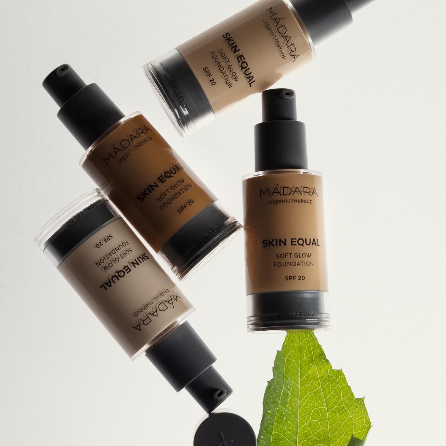 MÁDARA Organic Skincare | SKIN EQUAL Base de Maquillaje Soft Glow SPF20#40 Sand 30 ml – Base Mineral con Ácido Hialurónico, Cobertura Media, Acabado Luminoso