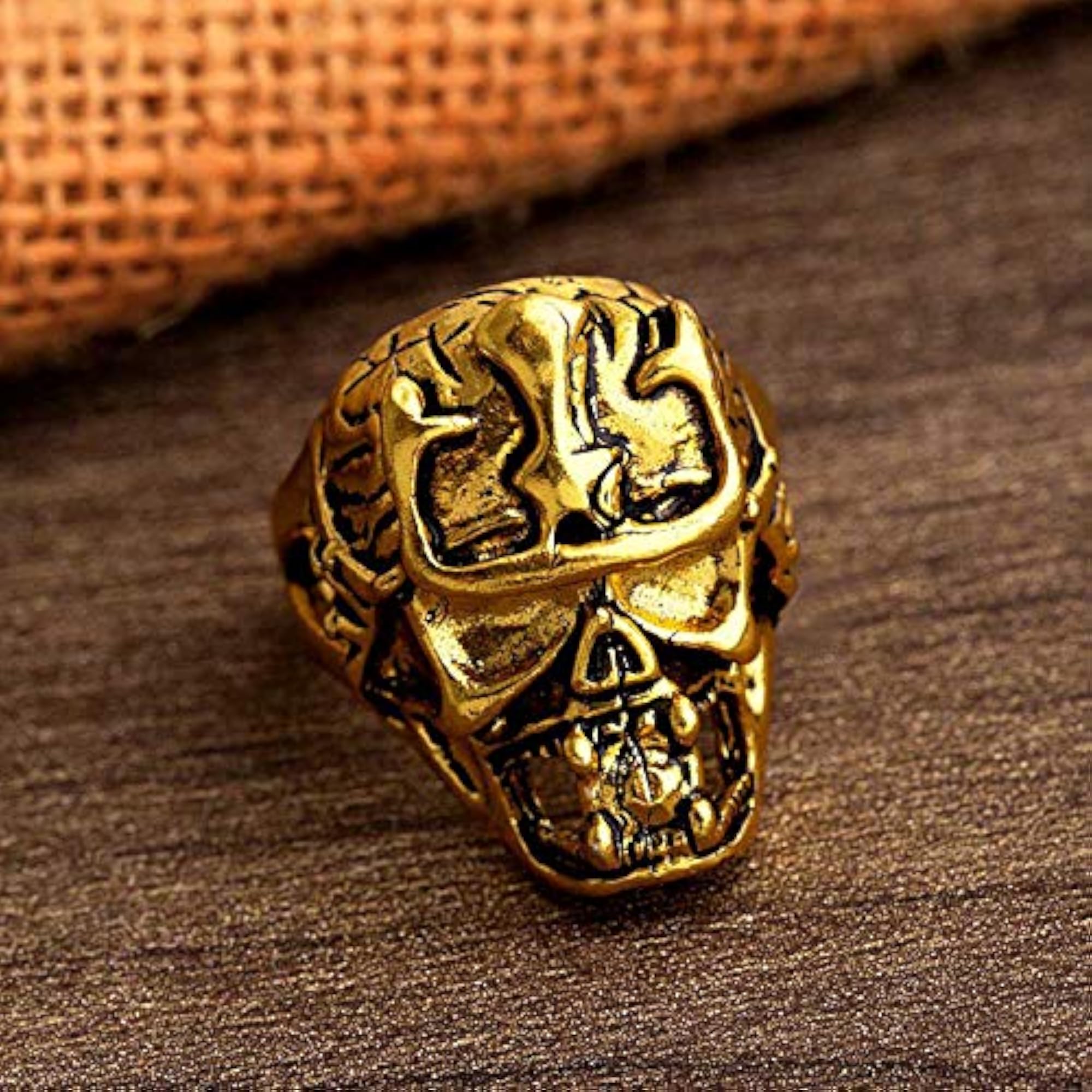 Elegant Gold Ring with Engraved Pattern