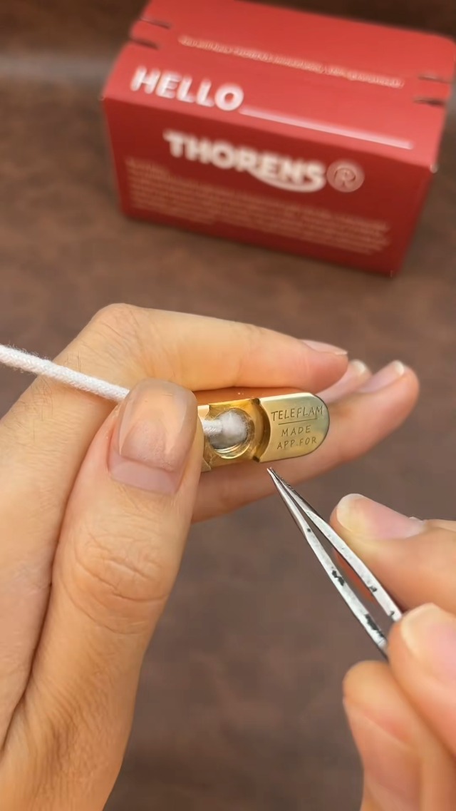 Encendedor clásico telescópico de tubo dorado Thorens miniatura 7