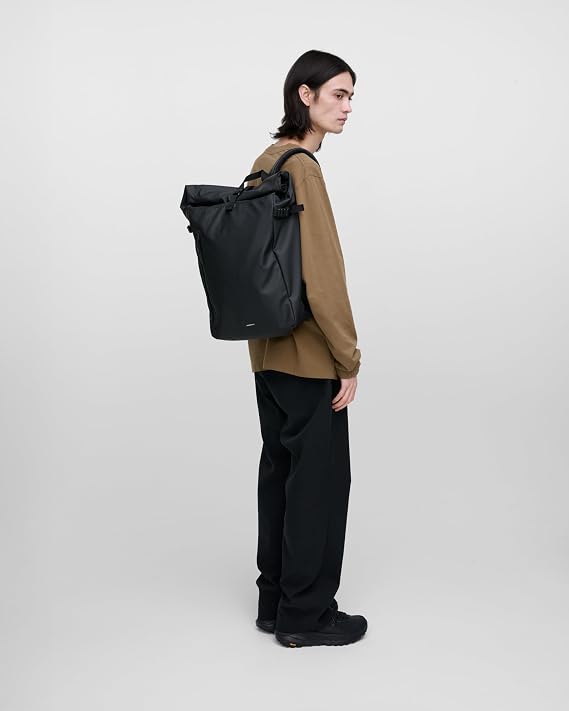 Sandqvist Unisex Stream Slim Rolltop L Backpack, black, One Size