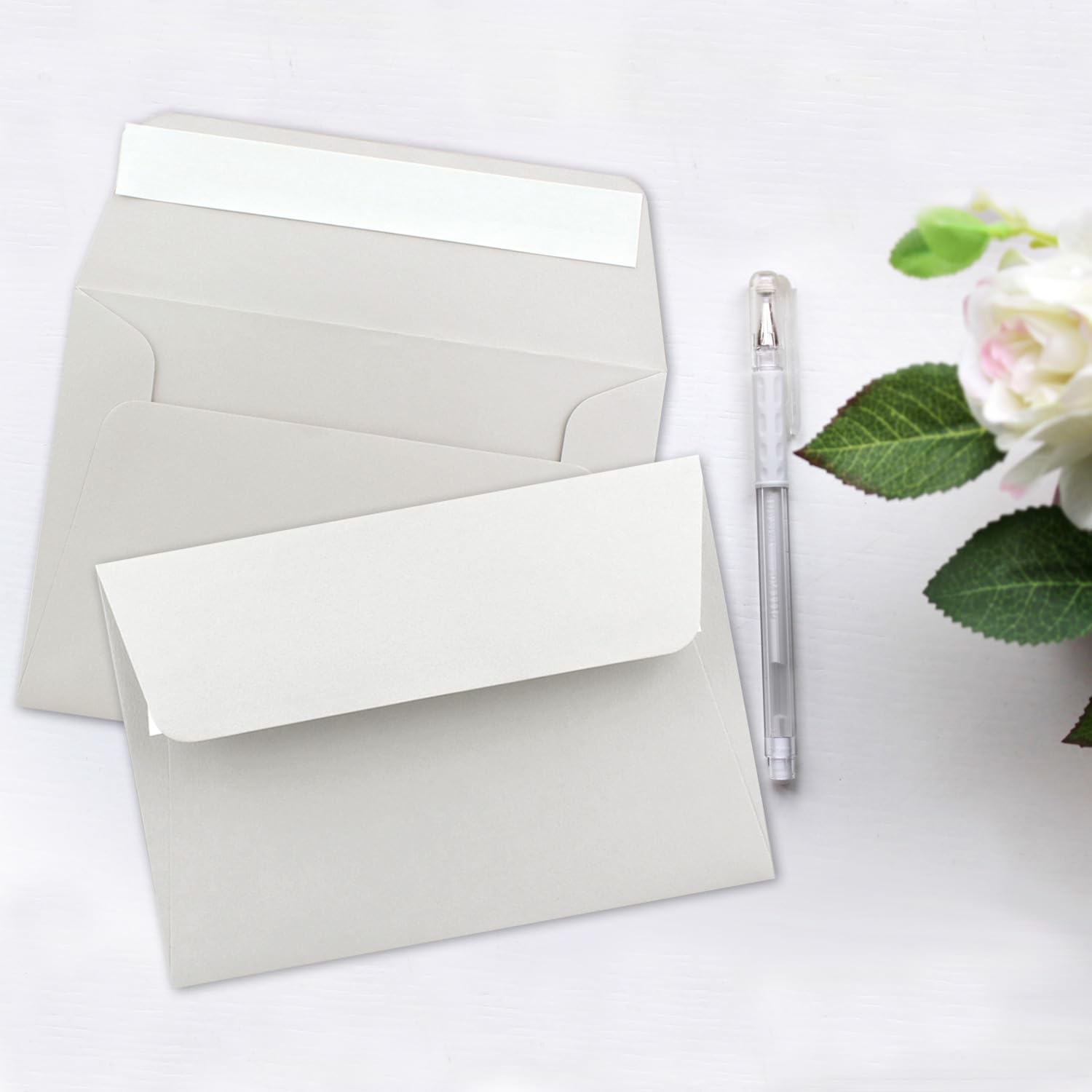 300 kopert na listy B6 - jasnoszare - 12,5 x 17,5 cm - klejenie 120 g/m² - szeroki elegancki język zamykający - wysokiej jakości koperty zaproszeniowe