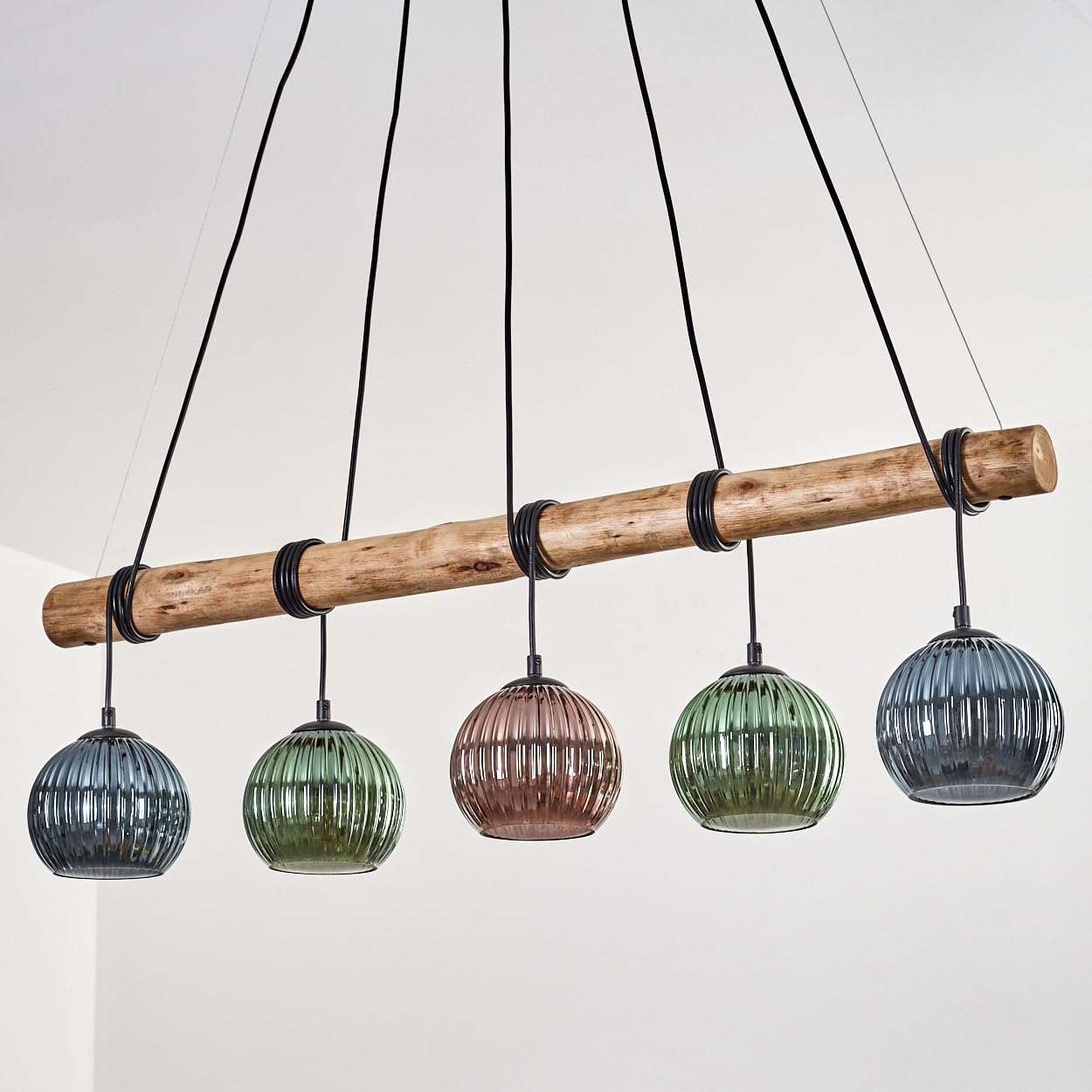 HOFSTEIN Pendelleuchte Koyoto, 5-flammige Hängelampe aus Metall/Holz/Riffelglas in Schwarz/Natur/Kupfer/Blau/Grün, Hängeleuchte m. Glasschirmen/Holzbalken, max 150cm, E27, Esszimmer, Wohnzimmer, Küche