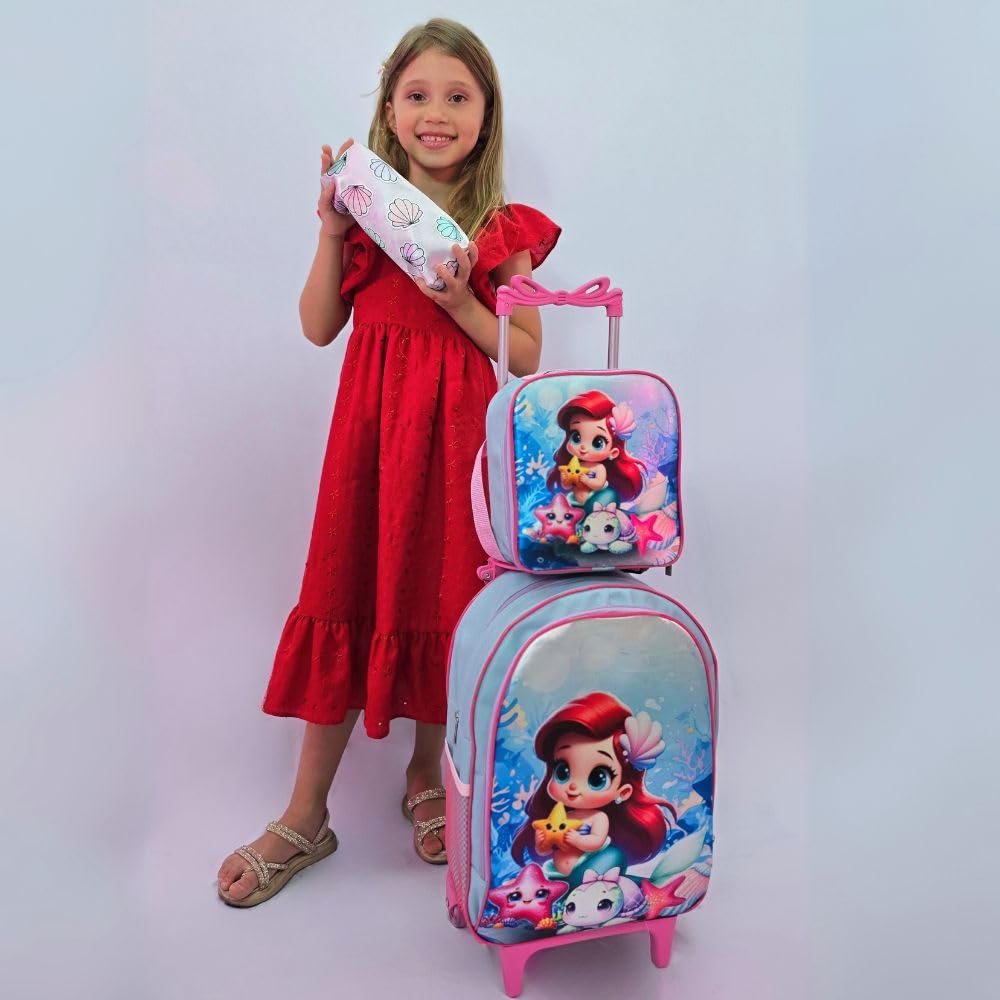 Kit Mochila Escolar com Rodinhas Infantil + Lancheira Térmica + Estojo | Kit Bolsa 3 Peças Menina em promoção! Veja a oferta e mais achadinhos de Mochilas escolares 3 Hoje é o melhor dia para comprar Kit Mochila Escolar com Rodinhas Infantil + Lancheira Térmica + Estojo | Kit Bolsa 3 Peças Menina com aquele preço maroto! Promoção! Aproveite a oferta! 3