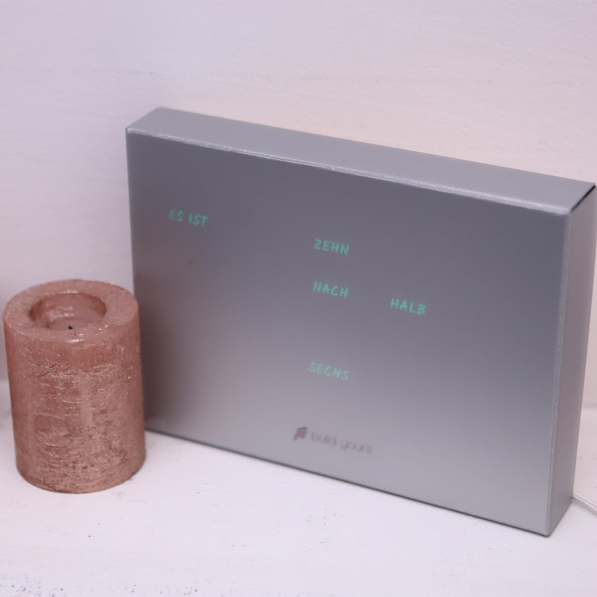 BoxClock Plain Gray - Reloj de mesa digital con pantalla LED, WiFi y soporte ajustable, reloj delgado para oficina, hogar y decoración moderna