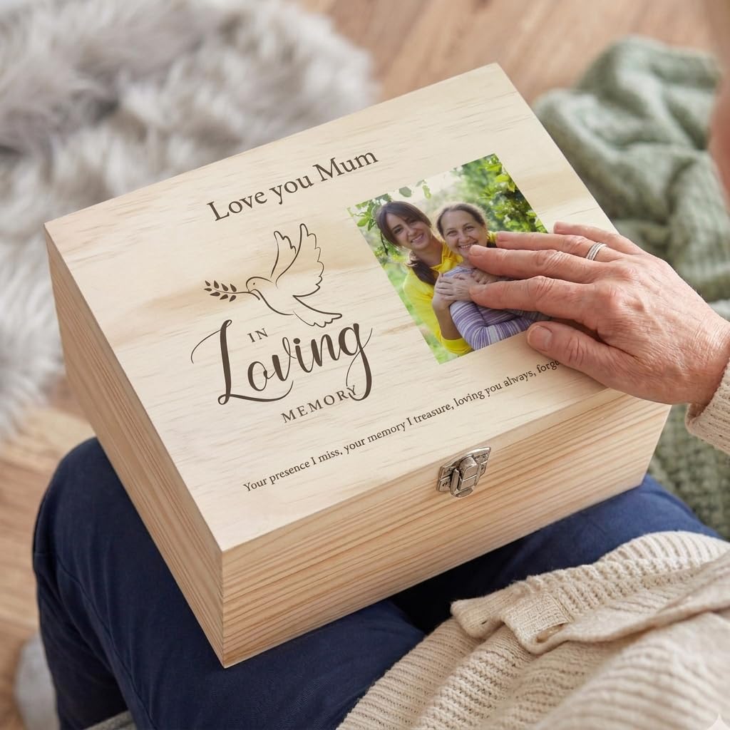 Caja de recuerdos personalizable con texto en inglés "In Loving Memory" (36 x 26,9 x 20 cm)