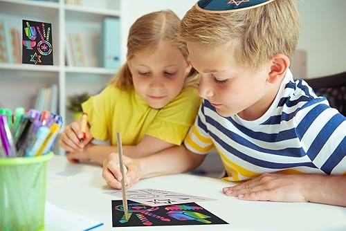 Miniatura 8 de The Dreidel Company Hanukkah - Kit de arte de plantillas para rascar, arco iris para niños con plantillas, marcadores y formas temáticas de