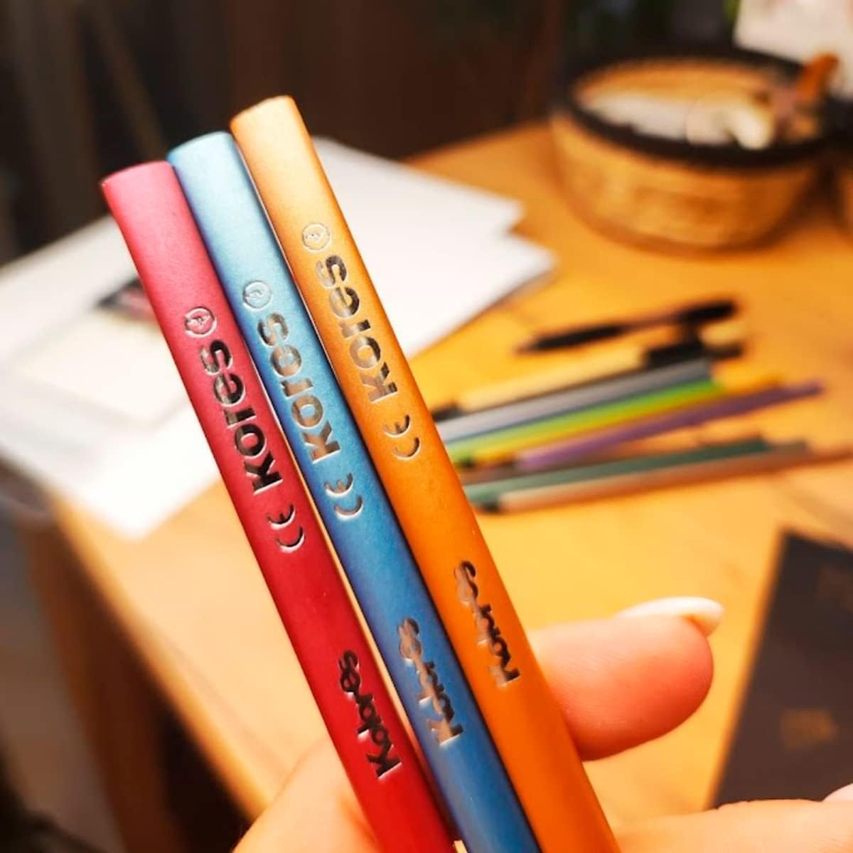 Kores - Kolores Style Metallic: 12 Black Wood Coloured Pencils for Kids, Beginners and Adults, Metallic Shades for Dark, Craft & White Paper, Set of 12 Assorted Metallic Colours