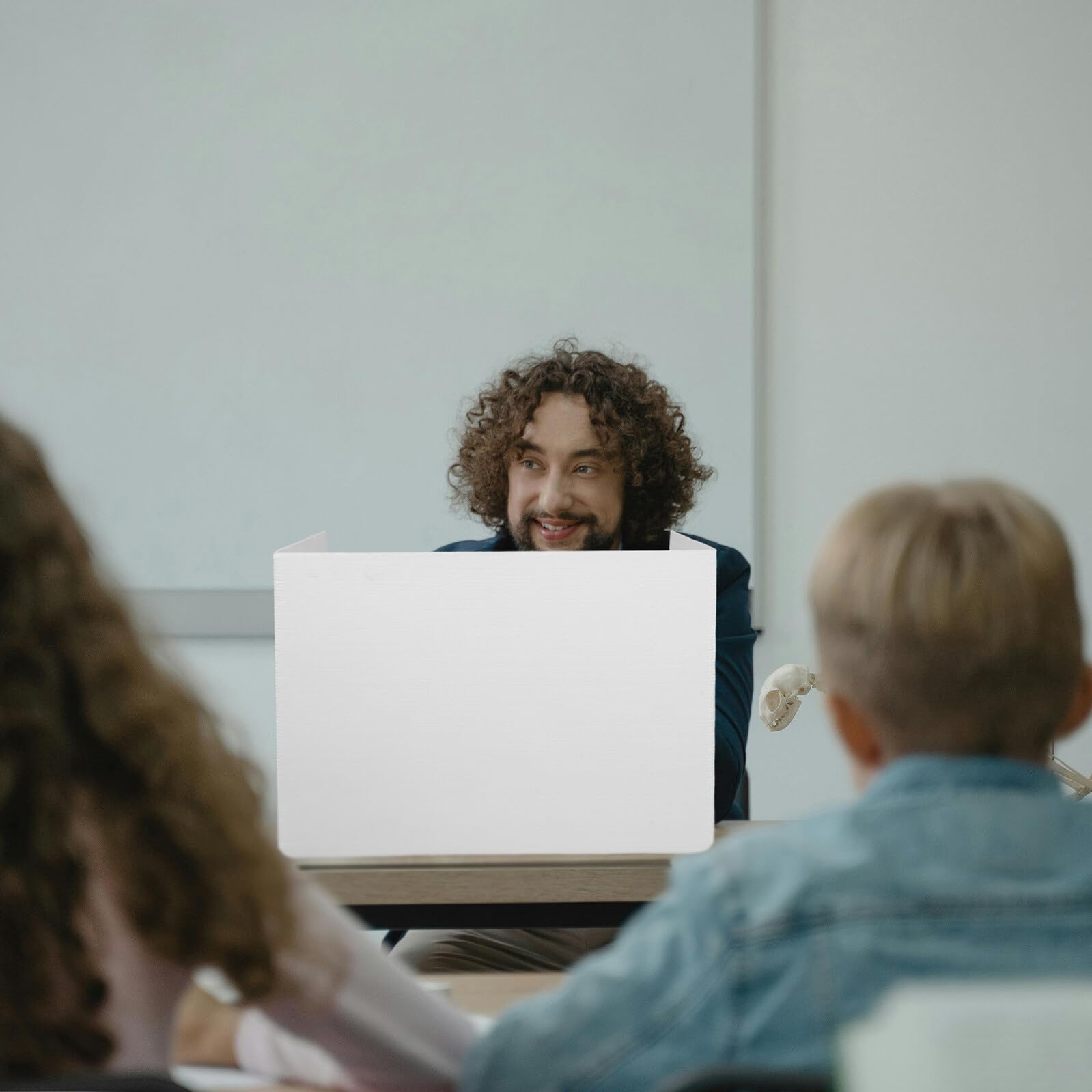 KALLORY 4 Pezzi Divisori per Scrivania da Ufficio in Plastica Set da 4, Pannelli Divisori per Privacy in Aula e Postazioni di Studio, Modulari e Resistenti per Ambienti Scolastici e