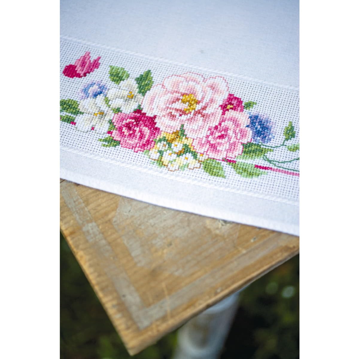 Vervaco Tovaglia Punto Croce Con Tela Aida FIORI E FARFALLE Biancheria Da Tavola Set Fai Da Te Creativo Punto Croce Contato Kit 80 x 80 cm Hobby Creativi Adulti Casa Decor Cross Stitch Embroidery