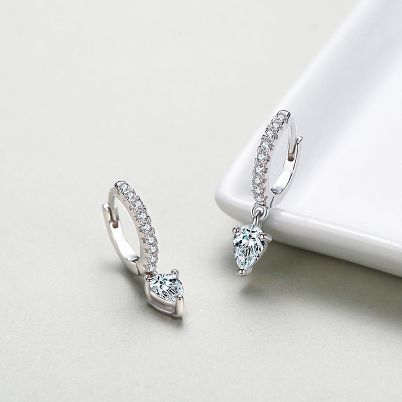 Wycian Pendientes de aro pequeños para mujer, pendientes de moissanit dorados para mujer, pendientes de aro con forma de gota, oro blanco