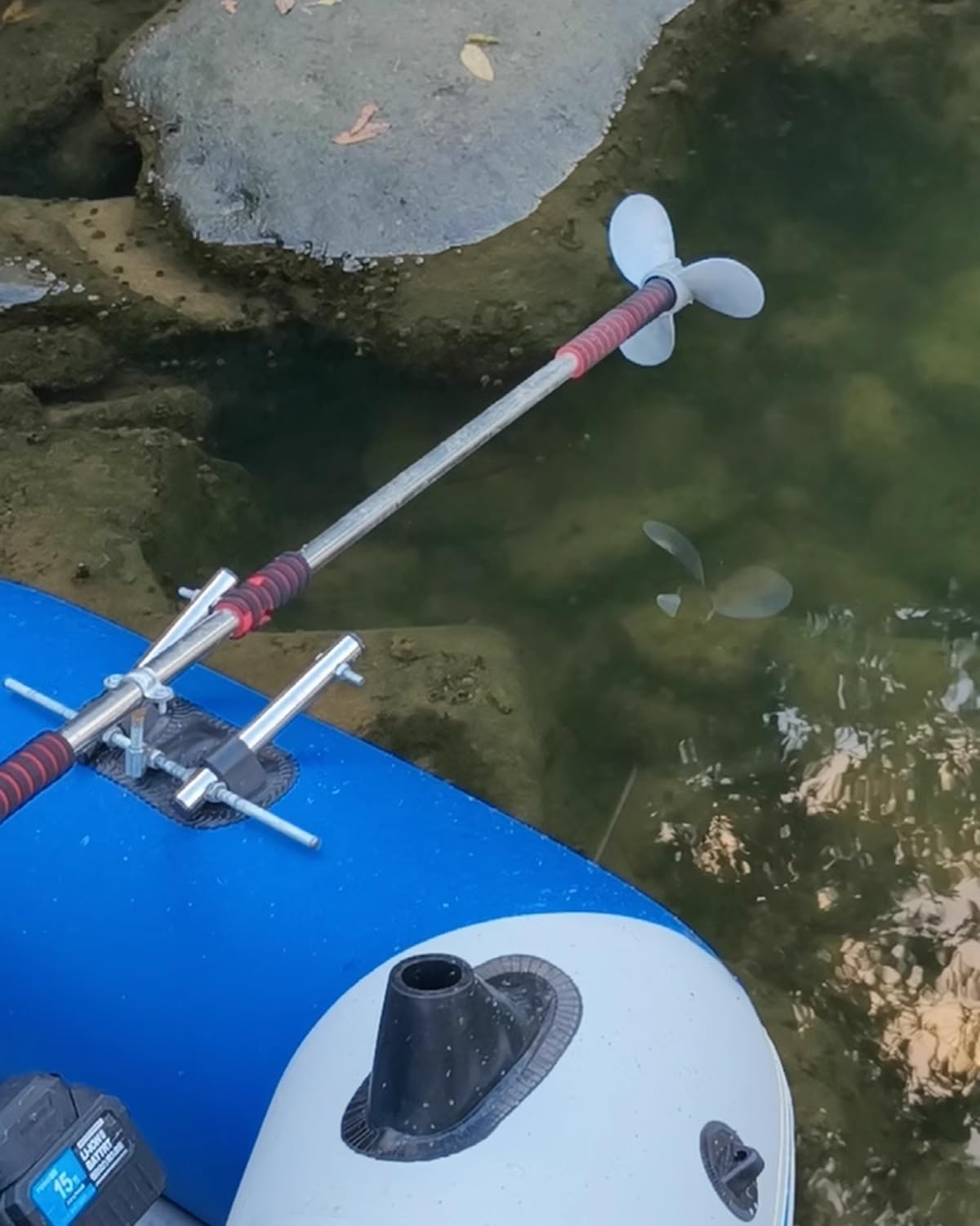 Hélice de forage pour étang compacte avec propulsion arrière sous-marine