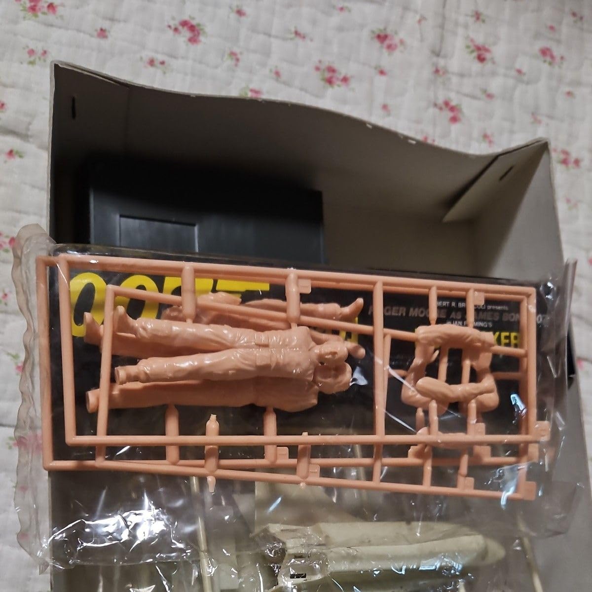 童友社 007 ムーンレイカー　1/288スペースシャトル　フィギュア３体付き Amazon.co.jp: 童友社 1/288 スペースシャトル 007 ムーンレイカー 1